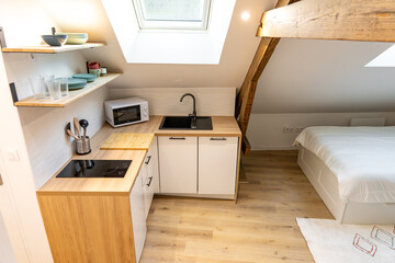 Cuisine moderne au design épuré avec des matériaux contemporains et une ambiance chaleureuse.