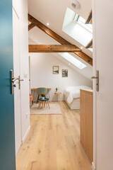 Intérieur lumineux d’une pièce de vie combinant salon et espace nuit avec lit, dans un style moderne et fonctionnel