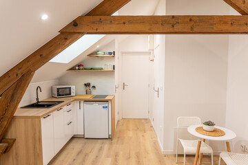 Cuisine moderne au design épuré avec des matériaux contemporains et une ambiance chaleureuse.