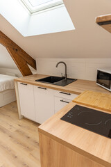 Cuisine moderne au design épuré avec des matériaux contemporains et une ambiance chaleureuse.