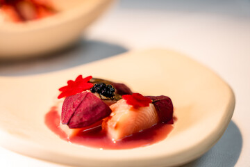 Assiette gastronomique colorée décorée avec soin, mêlant textures et nuances vives pour une présentation élégante et appétissante.