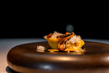 Assiette gastronomique color&eacute;e d&eacute;cor&eacute;e avec soin, m&ecirc;lant textures et nuances vives pour une pr&eacute;sentation &eacute;l&eacute;gante et app&eacute;tissante.