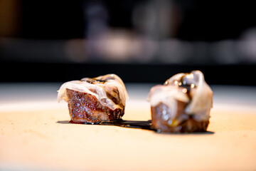Assiette gastronomique colorée décorée avec soin, mêlant textures et nuances vives pour une présentation élégante et appétissante.
