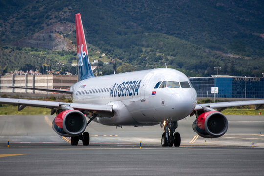 Avi&oacute;n de l&iacute;nea Airbus A320 de la aerol&iacute;nea Air Servia  en el aeropuerto de M&aacute;laga Costa del Sol con matr&iacute;cula YU-APO.