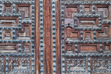 DETAIL OF AN OLD WOODEN DOOR