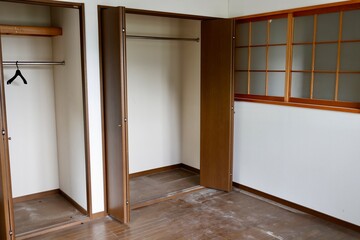 空のクローゼット