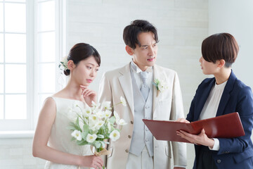 新郎新婦と話す結婚式場スタッフ