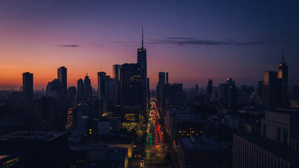 Naklejka premium Traffic lights blink in rhythm against a twilight skyline backdrop
