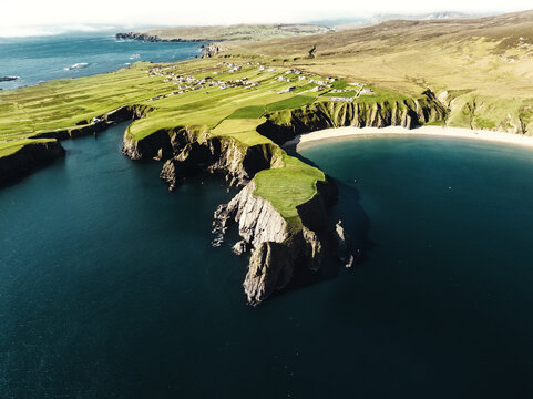 Idyllische Luftaufnahme des Silver Strand in Irland