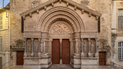 Obraz premium Details of the west portal Saint Trophime Cathedral in Arles, France.