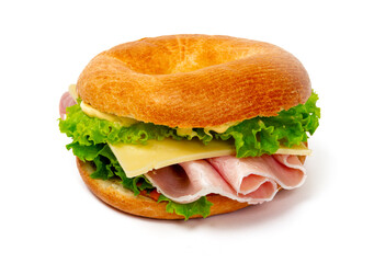 sandwich bagel au jambon, fromage et salade - photographie studio fond blanc