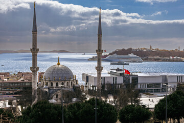 Obraz premium View of a mosque by the Bosphorus and Istanbul Modern Museum with cruise ships in the background, captured in Istanbul, Turkey. Photo taken on March 4, 2025.