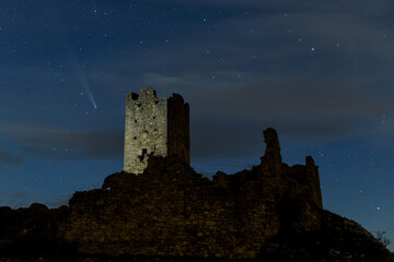 Obraz premium COMETA TSUCHINSHAN–ATLAS SOBRE EL CASTILLO DE PRADAS. TERUEL. ESPAÑA