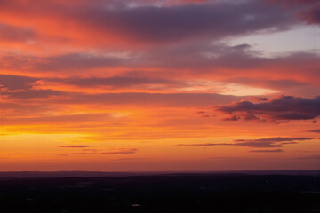 Fototapeta premium pink and purple sky with clouds in the background