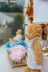 Gender reveal party decoration with two bears and some brigadeiro papers

