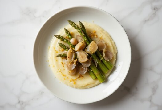 Puntas de esp&aacute;rragos y chalotas encurtidas sobre pur&eacute; de apio nabo, rematado con ralladura de lim&oacute;n