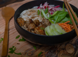 Seitan, noodles and vegetables bowl