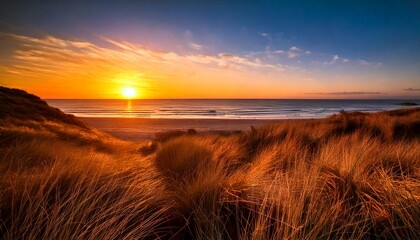 Puesta de sol serena sobre dunas cubiertas de hierba y el océano, fotografía hiperrealista,