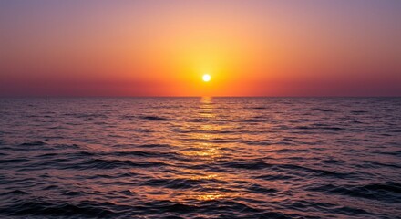 Obraz premium Glowing sun over ocean waves during golden hour