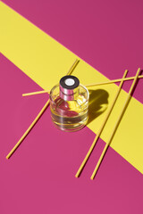 Difusor de aroma de cristal con olor a limón, ambientador para decoración de interiores sobre fondo rosa y amarillo