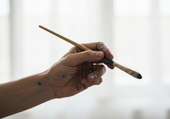 柔らかな光差し込む部屋、絵筆持つ手、静謐な雰囲気