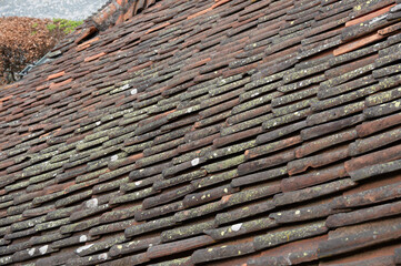 Detailaufnahme von Dachziegeln einer historischen Burg