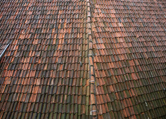 Detailaufnahme von Dachziegeln einer historischen Burg