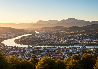 黄金時間、山並みを望む美しい街並み全景