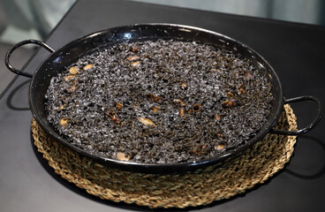 paella de arroz negro