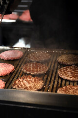 carne de hamburguesa friéndose en la parrilla