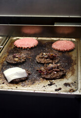 carne de hamburguesa friéndose en la plancha del restaurante