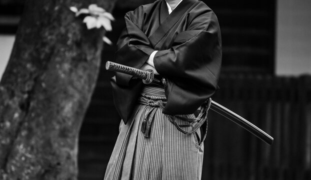 日本刀を携えた人物