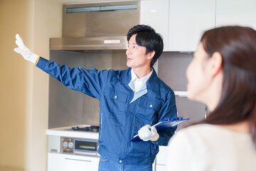 マンションを戸別訪問して点検をする業者の男性