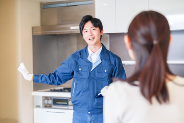 Fototapeta premium マンションを戸別訪問して点検をする業者の男性