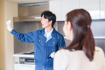 Fototapeta premium マンションを戸別訪問して点検をする業者の男性