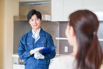 マンションを戸別訪問して点検をする業者の男性