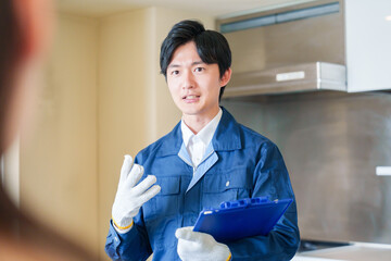 マンションを戸別訪問して点検をする業者の男性