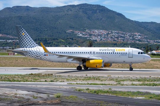 Avi&oacute;n de l&iacute;nea Airbus A320 de la aerol&iacute;nea de bajo coste Vueling Airlines maniobrando para despegar en el aeropuerto de M&aacute;laga Costa del Sol con matr&iacute;cula EC-LVT.