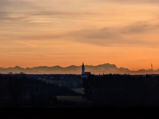 Hallertau Weitsicht zur Zugspitze im Abendrot mit F&ouml;hn und &uuml;ber 100 Kilometer Sichtweite