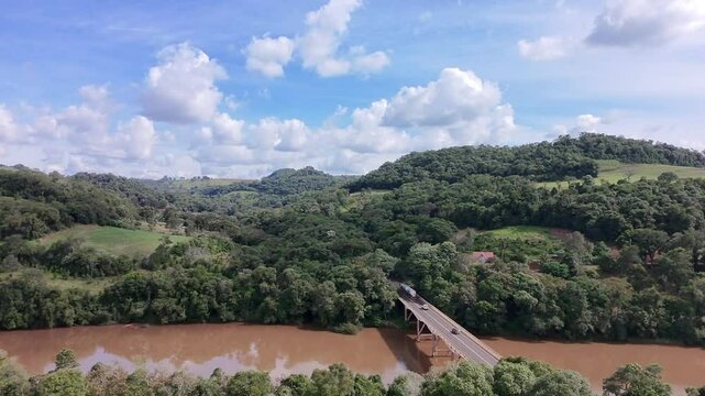 tiro de drone sobre ponte com rio chopin em Pato branco paran&aacute; 