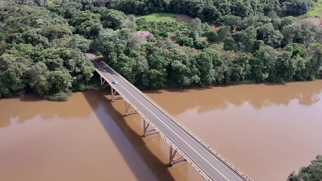 tiro de drone sobre ponte com rio chopin em Pato branco paran&aacute; 