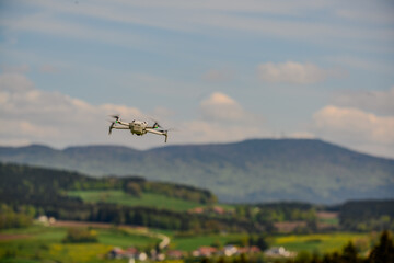 Eine Fotodrohne fliegt vor verschwommenen Hintergrund