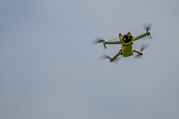 Eine Fotodrohne fliegt vor verschwommenen Hintergrund