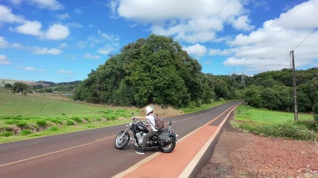 homem motociclista anda de moto na estrada 