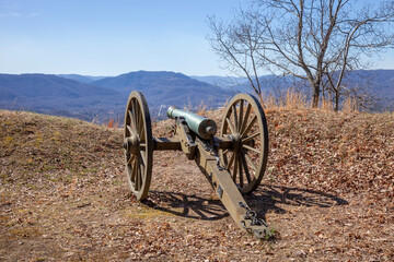 Fototapeta premium Civil War cannon facing the valley from an earthworks built near the Cumberland Gap in Kentucky
