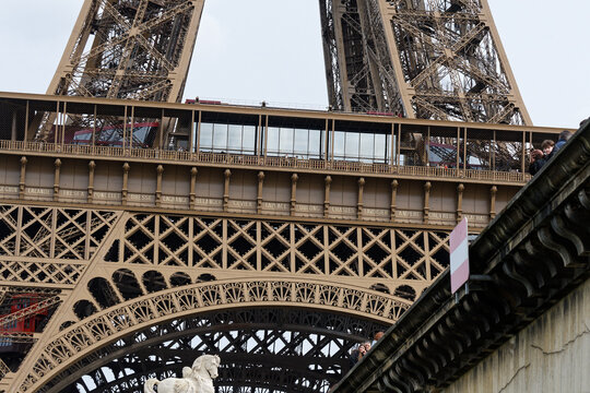 gros plan sur la tour eiffel de paris