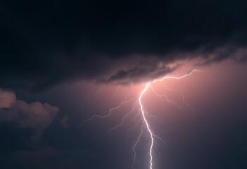 Naklejka premium lightning bolt striking through a dark cloudy sky