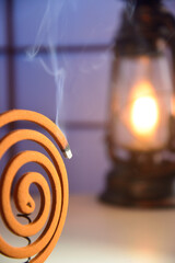 蚊取り線香とランタンの灯り