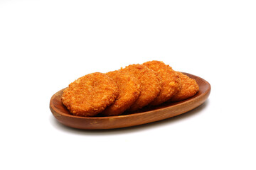 白バックの木の皿に盛り付けたコロッケ