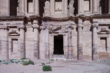 Naklejka premium The building is old and has a lot of cracks